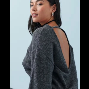 Stickad tröja med öppen rygg - Säljer denna fina stickade tröjan från Gina med öppen rygg!!! Använd varsamt