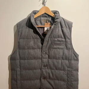 Helt ny stenströms väst  - Säljer en helt ny stilren grå väst från Stenströms. Aldrig använd. Västen är quiltad och har knappar. Nypris 3500, storlek L men sitter som en M, perfekt till vår och sommar