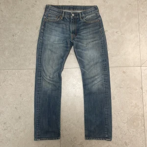 Levis 513 jeans - Klassiska Levis 513 jeans i blå denim. De har en straight passform storlek 30/30. Tydligt använda men bra skick. Hör av dig vid frågor