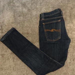 Nudie Jeans  - Hej, säljer ett par nudie jeans för att dom inte passar så bra på mig. Byxorna är helt nya säljer dom för ett bra pris 500kr ordinarie pris är 1600kr skriv om frågor och pris kan diskuteras 