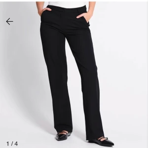 Svarta kostymbyxor -  Lågmidjade Kostym byxor från lager 157 i strl Xs men passar som S också 