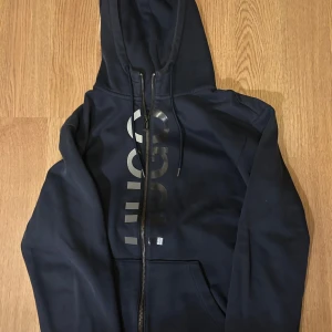 Mörkblå  hoodie från Hugo Boss - Mörkblå hoodie från Hugo Boss, priset kan sänkas vid snabb affär 