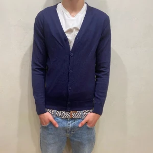 Mörkblå kofta med knappar - Säljer en stilren mörkblå kofta med knappar framtill. Koftan har en v-ringad design. Skick 10/10