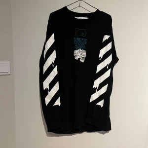 Main label tröja off white - Main label tröja off white som jag inte använder mycket fin. Köpt på deras hemsida men kvitto har jag inte. Pris kan diskuteras.