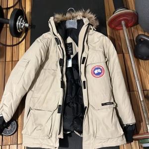 Beige vinterjacka från Canada Goose - Hej Säljer en beige vinterjacka från Canada Goose i bra skick bra för skidåkning eller vandring hör av dig om du har någon fråga Ny pris 16000kr mvh assar 