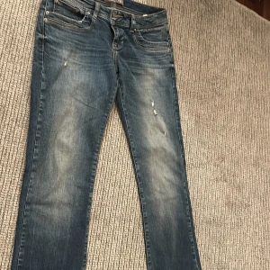 Blå jeans från LTB - Snygga blå jeans från LTB med en klassisk femficksdesign och slitna detaljer. De har en knappgylf och är perfekta för en avslappnad stil. Passformen är straight och de har en normal midja.