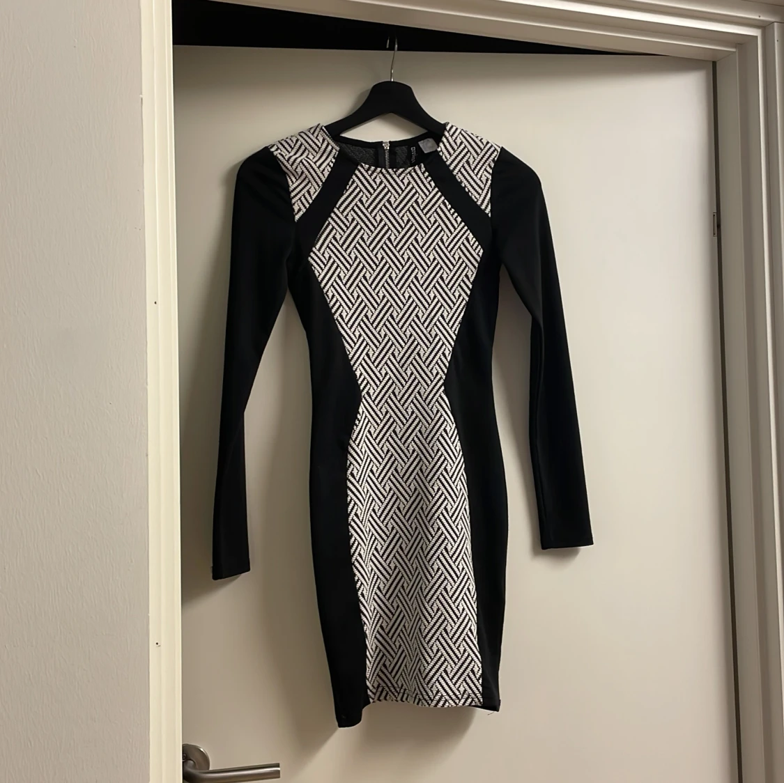 Svart och vit klänning från H&M Divided