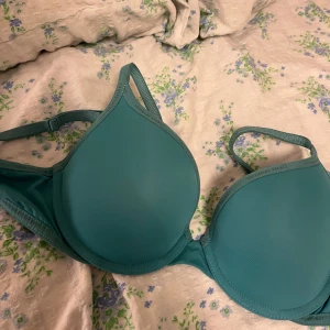 Victoria’s Secret BH - En Bh från Victoria’s secret! Orginialpris är ungefär 550kr och storlek 32B vilket motsvarar 70B!💙