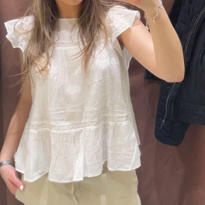 Vit blus med spetsdetaljer - Från gina, använd 1 gång!💓