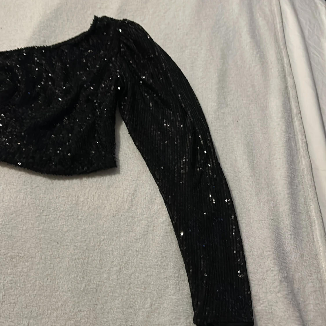 Svart paljettprydd oneshoulder topp från Lycilia - 1