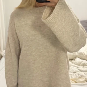 Beige stickad tröja från Gina tricot - Mysig beige stickad tröja från Gina säljes då den är lite för stor för mig❤️