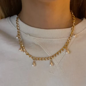 Guld halsband med pärlor  - Har gjort själv, vet ej om de rostar 