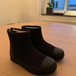 Svarta boots från Tretorn - Snygga och praktiska svarta boots från Tretorn med en robust sula och mjukt foder. Perfekta för kyligare dagar med sin stilrena design och bekväma passform. Endast använda 2ggr. Tretton arch hybrid i storlek 37. Säljes pga fel storlek för mig. I nyskick!!