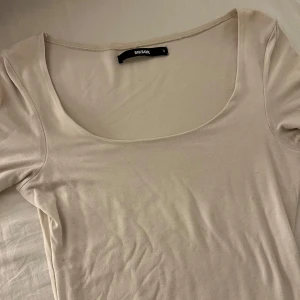 Beige tröja - Säljer en beige tröja från Bik Bok med u-ringning. Kommer inte längre till användning💘