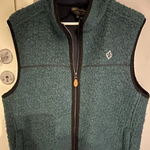 Morris väst - Säljer en snygg ullväst från morris i unik färg som är slutsåld överallt! Använd ett fåtal gånger! Storlek XS men passar också storlek S. Nypris 2000kr