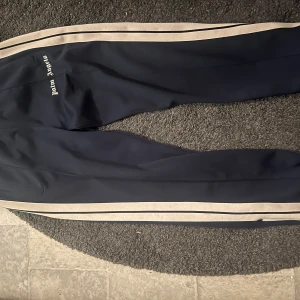 Mörkblå byxor från Palm Angels - Palm angels byxor. Mkt bra skick,använda fåtal gånger. Kom pm vid intresse elr eventuella frågor!