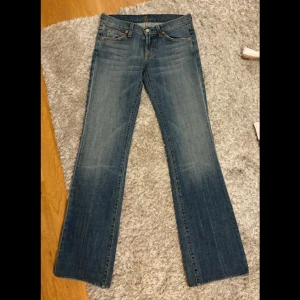 Blå jeans från 7 For All Mankind - Snygga blå lågmidjade bootcut jeans från 7 For All Mankind. Midjemått 38cm, innerben 79cm (ungefär) säljer då de var lite för små för mig