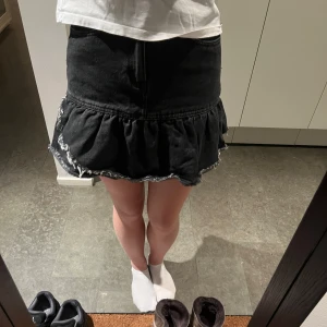 Svart jeanskjol från Zadig & Voltaire  - Väldigt nice svart jeanskjol med volangdetalj och slitna kanter från Zadig & Voltaire (Äkta 🖤) 🌟 ❗️Skriv för fler bilder / frågor ❗️ Storlek: 14år, small  Nypris: 950kr