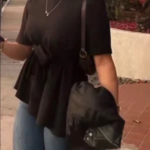 Svart blus med knytband - Snygg svart blus med korta ärmar och knytband i midjan från zara💞