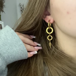 örhängen❤️ - Jätte fina guldiga örhängena❤️ säljer såklart 2 stycken🫶🏽 kan såklart sänka priset eller skicka mer foto om det behövs