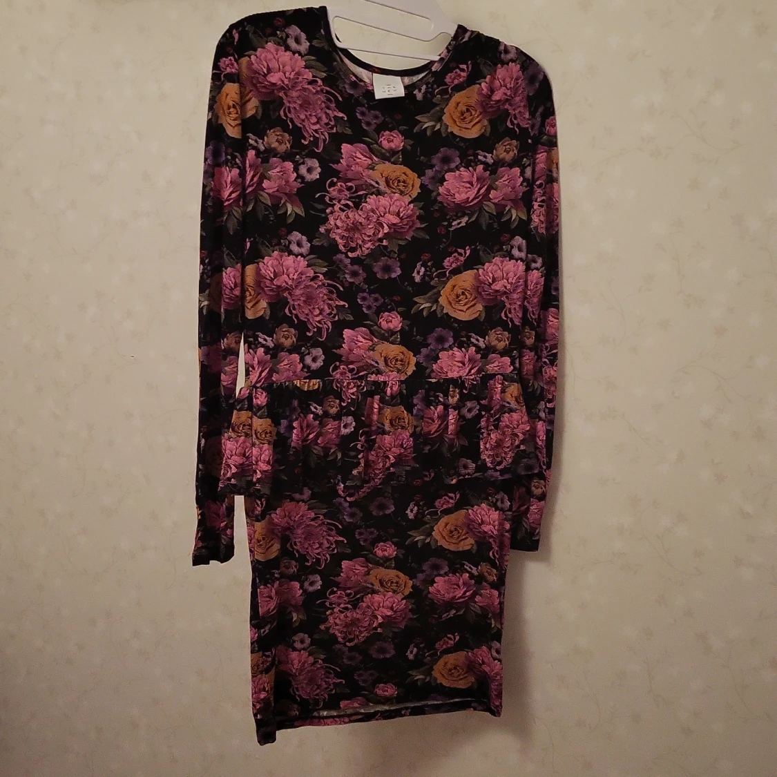 Blommig klänning med långa ärmar