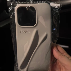 Mobilskal från Rhode - Snygga mobilskal från Rhode i grå färg. Skalen har en unik design med en skulpterad yta och är anpassade för iPhone 13/14/15 Pro. Ej äkta 