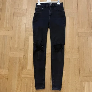 Svarta skinny jeans - Svarta skinnet jeans från lager 157. Använda men fortfarande fina. Storlek M men passar S också.