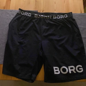 Svarta shorts från Björn Borg - Snygga svarta shorts från Björn Borg med elastisk midja och logga i vitt. Perfekta för träning eller en avslappnad dag.
