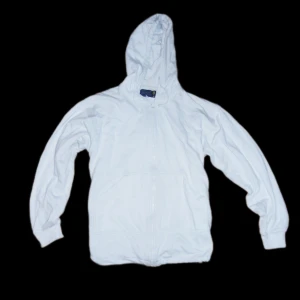 Vit hoodie från Grizzly - Säljer en vit hoodie från Grizzly med dragkedja och huva. Perfekt för en avslappnad stil. Den har långa ärmar och en enkel design.