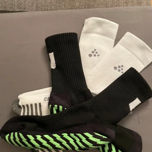 2 par gripsocks - 2 par gripsocks som knappt är använda. Det ena paret är från unisport och andra från craft. Använda mycket fåtal gånger så nästan helt nya. Storleken på strumporna är 42 båda två. Skriv till mig för ytterligare frågor.