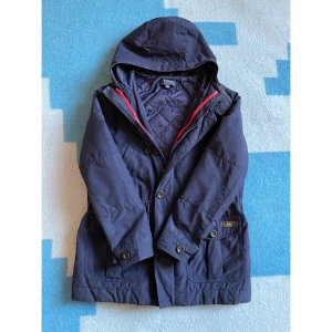 Mörkblå jacka från Polo Ralph Lauren - Säljer denna riktigt feta Ralph Lauren jacka i storlek 10-12 (140-150). Saknar en knapp men de märker man inte! Hör av er vid fler frågor.