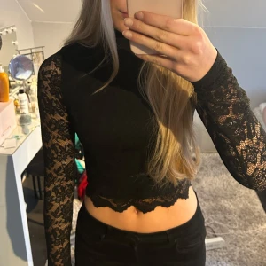 Svart spets topp med öppen rygg - Snygg svart spets topp med långärmade ärmar och en öppen rygg. Perfekt festtopp🫶🏼