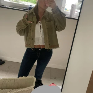 true religion mörkblå jeans - Snygga mörkblå jeans med dragkedja framtill. Becca mid bootcut men sitter ungefär som en klassik low. Intressekoll kan gå med på att sänka priset