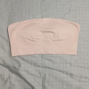Strapless bh - En beige strapless bh. Den har tyvärr ingen prislapp men är helt oanvänd. 