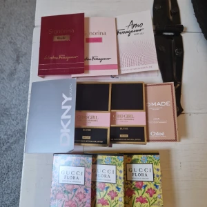 Parfymprover från olika märken - Samling av parfymprover från olika märken som Gucci Flora, Carolina Herrera Good Girl, Chloé, DKNY och mer. Perfekt för att testa olika dofter innan köp av fullstor flaska. Innehåller både blommiga och fruktiga dofter. Säljer nu av lite tester som inte riktigt har passat på mig. Säljs helst allt i ett paket. Se bild hur mycket som är använt i alla.