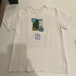 Vit t-shirt med konstmotiv från The Met - Säljer en vit t-shirt från Pull&Bear med ett konstmotiv av Vincent van Gogh på framsidan. Texten 'The Met' Säljer den då den har blivit för liten för mig. va inte rädd för att ställa frågor 🌟🌟🌟