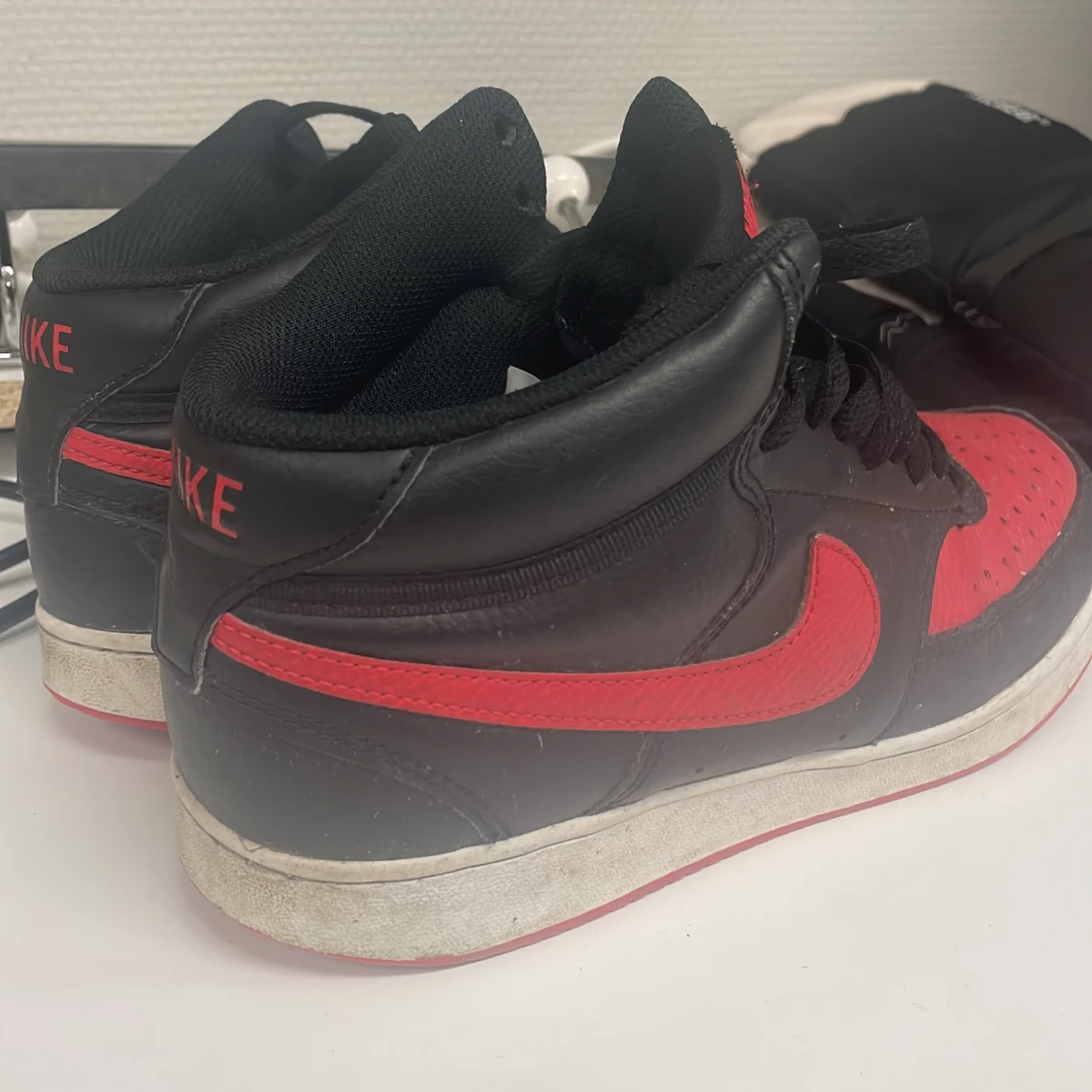 Nike Air Jordans i svart och rött - 90