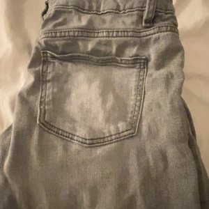 Grå jeans från Ginatricot - Snygga grå jeans från Ginatricot med knappgylf och klassisk femficksdesign. Dom är stora u moddel passar mig som har 170i jeasn 