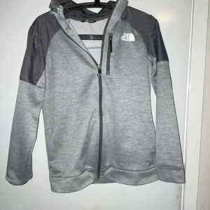 Grå huvtröja från The North Face - Snygg zip upp hoodie från North face . Skick 8/10✅ , I storleken S men’S  (xxl I barn)