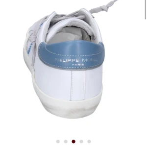 Vita sneakers från Philippe Model - Tjena jag har ett par ganska använda pilipe models som som jag skulle vilja sälja om ni är intresserade lika denna annons obs detta är inte skorna jag säljer men nästan samma model färg och stil bara mer använda 