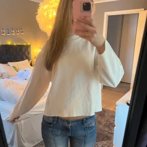 Beige tröja - Beige stickad tröja. Från Zara. Stl M men skulle säga att den passar S mer. Mycket bra skick!