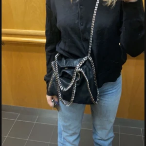 Stella McCartney liknande väska  - Säljer min jättefina Stella McCartney liknande väska från Tiamo då den ej kommer till användning längre❤️OBS långa kedjan på bild 1 medföljer ej utan är påsatt 