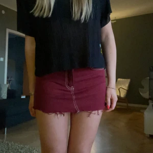 Vinröd jeanskjol - Sjukt cool jeanskjol som tyvärr är för liten för mig. Köpt utomlands så minns inte butik💕