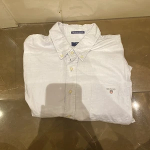 Vit Oxford-skjorta från GANT - Tjena! Säljer nu denna riktigt snygga och klassisk gant skjortan som är i riktigt bra skick. Ny pris ungefär (789kr) och är riktigt fet till våren. Skjortan stryks och tvättas innan leverans!