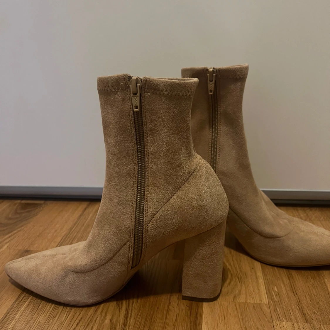 Beige mocka boots med klack - 90