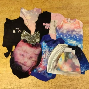 10 st galaxy themed tröjor och kjolar strl xs-s - du får alla tio plagg för 200 kr! använda men i gott skick.