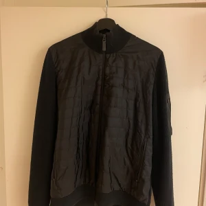 J.Lindeberg Cardigan Large - Fin J.Lindeberg cardigan i storlek large. Märket på vänster axel är lite sliten, se bild 4. Utöver det väldigt fint skick utan defekter.                                    Köpt på nk Stockholm                                      Nypris: 3199kr