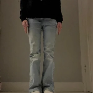 Blå bootcut jeans från Gina Tricot - Snygga ljusblå bootcut jeans från Gina Tricot. Perfekta för en avslappnad stil med en modern twist. De har en klassisk femficksdesign och är tillverkade i ett bekvämt denimtyg.