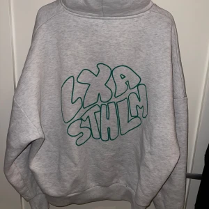LXA hoodie - STHLM print Hoodie från lxa, använd en del och är därför lite nopprig (några ställen, mest underarmarna), men går säkert att få bort med noppborttagare eller liknande, annars fint skick!! Använder inte längre☺️