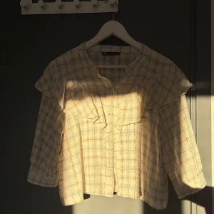 Blus från Zara - Snygg vit rutig blus från Zara, bara använd någon gång. Säljer för att den inte passar mig. Storlek (L) men skulle passa som (M).💗🤗